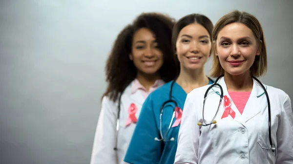 Enfermeiras Multirraciais Sorridentes Com Fitas Rosa Sinal Internacional Câncer Mama — Fotografia de Stock