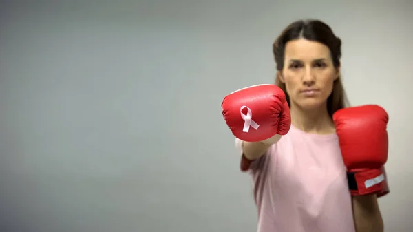 Lady Luvas Boxe Com Fita Rosa Combate Câncer Mama Consciência — Fotografia de Stock