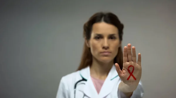 Señorita Doctora Mostrando Letrero Cinta Roja Mano Campaña Concientización Sobre — Foto de Stock