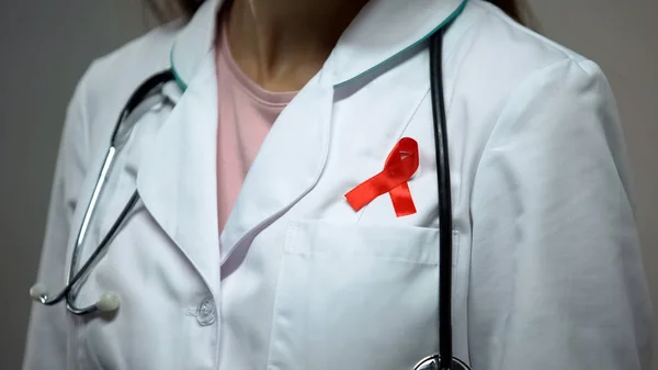 Doctora Adjuntando Cinta Roja Traje Médico Campaña Concientización Sobre Sida — Foto de Stock