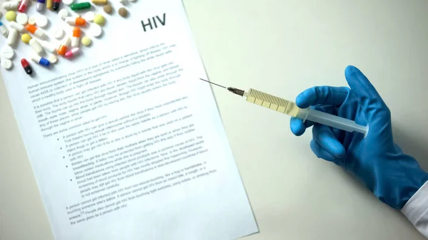 Hiv Ord Skrivna Avslutningen Hand Med Spruta Piller Och Tabletter — Stockfoto