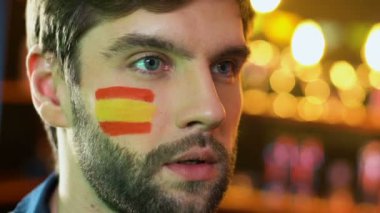 İspanyol erkek taraftar facepalm jestyapma, favori takım oyunu kaybetme hakkında üzgün