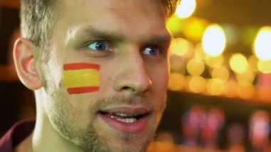 Erkek taraftar milli futbol takımının kaybından memnun değil, yanakta İspanyol bayrağı
