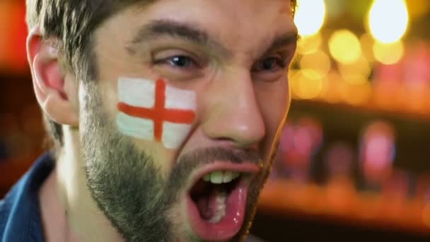 Fan de fútbol inglés extremadamente feliz por la victoria favorita del equipo, bandera en la mejilla — Vídeos de Stock