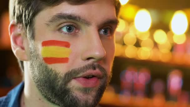 Spansk fotbollsfan med flagga på kind jubel favoritlag seger, ligan — Stockvideo