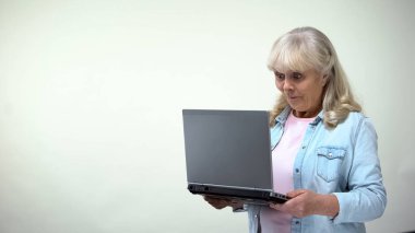 Sürpriz yaşlı kadın laptop, iyi haber, iletişim mesajı okuma