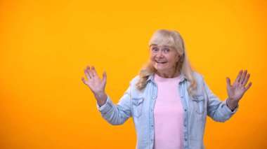 Son derece heyecanlı yaşlı kadın kamera poz, emeklilik sonrası hayat ile mutlu