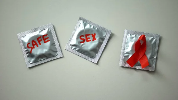 Säker Sex Ord Och Rött Band Kondomer Aids Och Hiv — Stockfoto