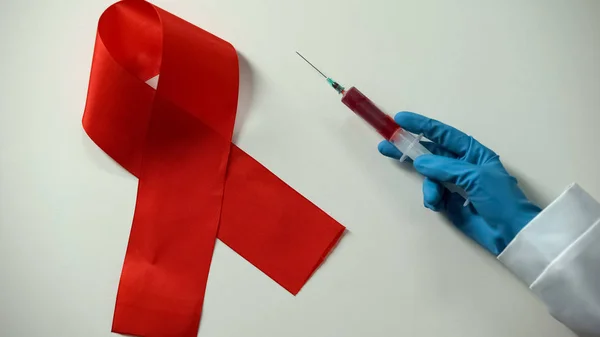 Červenou Stuhu Stříkačku Vzorku Krve Stůl Diagnostika Aids Prevence — Stock fotografie