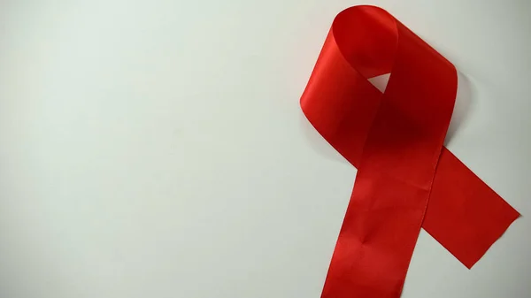 Červená Stuha Ležící Stole Povědomí Aids Prevence Zdravotnictví Kampaň — Stock fotografie