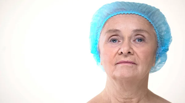 Donna Anziana Con Cappuccio Igienico Prima Procedure Cosmetologia Chirurgia Plastica — Foto Stock