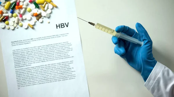 Diagnosis Hbv Menyimpulkan Tangan Memegang Obat Obatan Dalam Jarum Suntik — Stok Foto