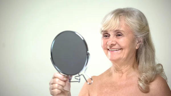 Positieve Vrouw Zoek Spiegel Tevreden Met Cosmetische Procedures Huidverzorging — Stockfoto