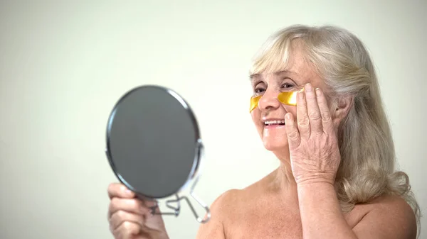 Χαρούμενη Χαμογελαστή Κυρία Εφαρμογής Ματιών Έμπλαστρα Κοιτάζοντας Στον Καθρέφτη Αντι — Φωτογραφία Αρχείου