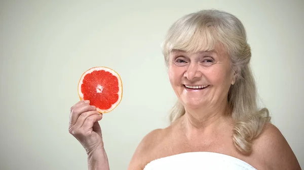 Glimlachend Positieve Bejaarde Vrouw Weergegeven Schijfje Grapefruit Camera Vitaminen — Stockfoto