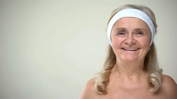 Gelukkige Vrouw Hoofdband Glimlachend Camera Gezichtsverzorging Routine Cosmetologie — Stockfoto