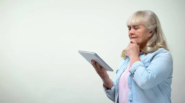 Nachdenkliche Ältere Dame Mit Tablet Online Banking App Modernen Technologien — Stockfoto