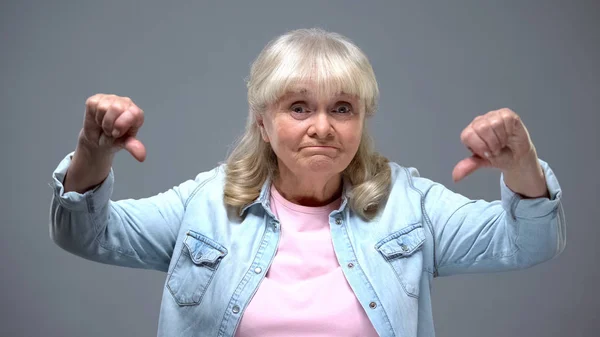 Funny Elderly Female Showing Thumbs Gesture Unhappy State Government — Stock Photo, Image