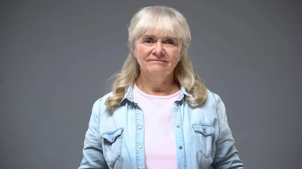 Donna Anziana Sconvolta Guardando Nella Macchina Fotografica Difficoltà Nell Età — Foto Stock