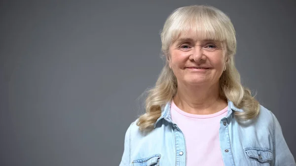 Sonriente Anciana Con Ropa Casual Aislada Gris Feliz Vejez Segura — Foto de Stock