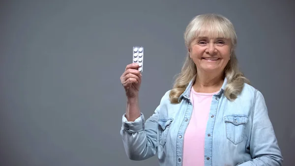 Veselý Senior Lady Ukazující Pilulky Léčba Efektivní Srdce Antivirové Léky — Stock fotografie