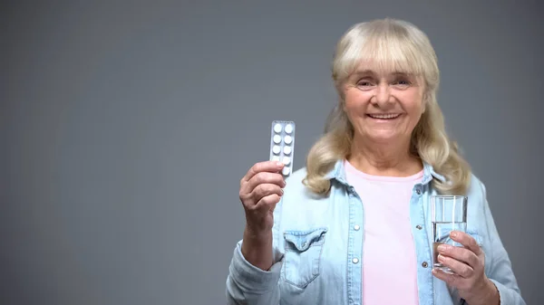 Senhora Idosa Sorrindo Mostrando Pílulas Qualidade Medicação Drogas Fortalecimento Imunidade — Fotografia de Stock