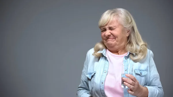 Oude Vrouw Houdt Van Drank Rimpels Met Walsen Watervervuiling Concept — Stockfoto