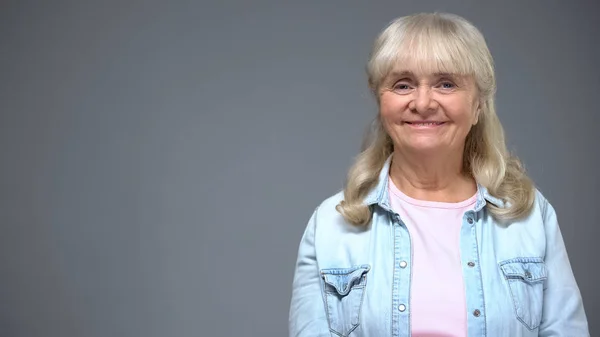 Gelukkig Oudere Vrouw Poseren Camera Tevreden Met Pensioen Veilig Ouderdom — Stockfoto