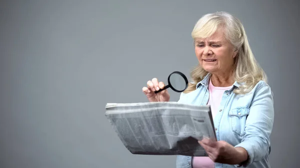 Idosa Tentando Ler Jornal Com Lupa Problema Visão Pobre — Fotografia de Stock