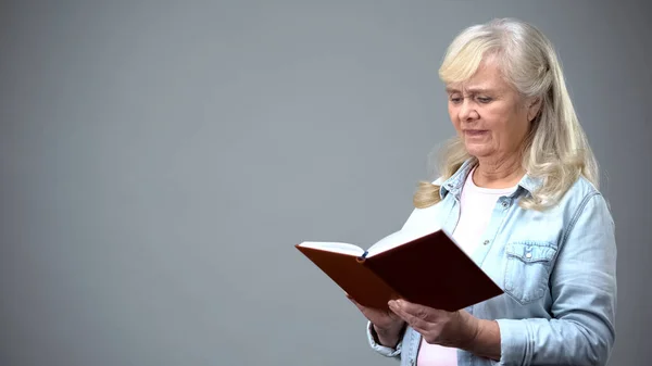 Senior Woman Reading Book Preparing College Entrance Exams Self Education — Stock Photo, Image
