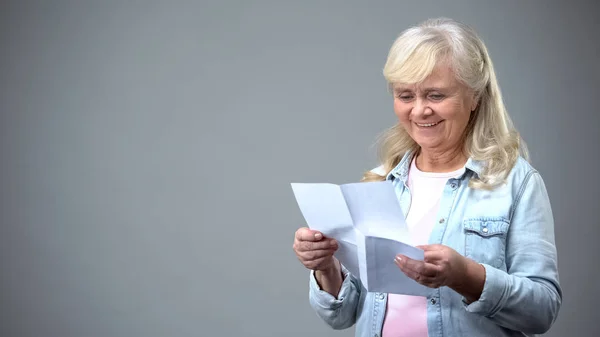 Rentnerin Liest Brief Von Kindern Vor Die Eine Gute Nachricht — Stockfoto