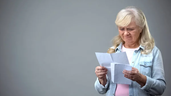 Расстроенная Женщина Получающая Письмо Банка Удивлена Информацией Долгах — стоковое фото