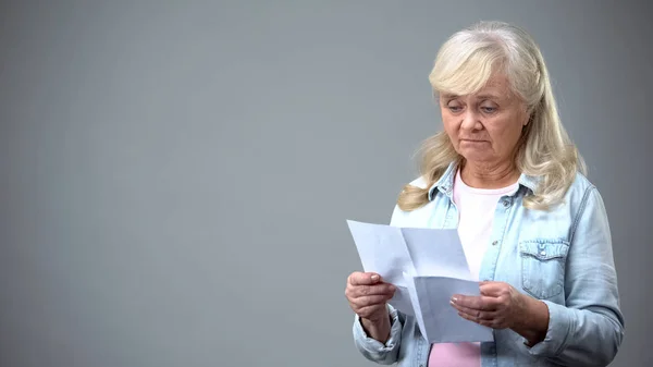 Несчастная Пожилая Женщина Читает Письмо Получает Плохие Новости Результаты Тестов — стоковое фото