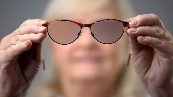 Mujer Mayor Sosteniendo Gafas Moda Concepto Problemas Visión Fondo Borroso — Foto de Stock