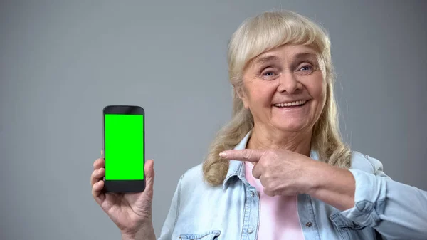 Mujer Anciana Sonriente Mostrando Teléfono Inteligente Con Pantalla Verde Publicidad — Foto de Stock