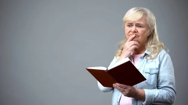 Starszy Kobieta Myśląc Nad Informacjami Książki Przez Całe Życie Self — Zdjęcie stockowe