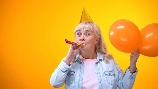 Alegre Envejecimiento Femenino Con Globos Celebrando Cumpleaños Actitud Positiva —  Fotos de Stock