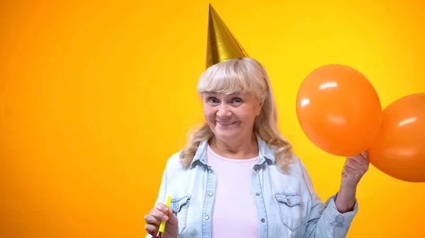 欢快的年老妇女用气球庆祝生日 积极的态度 — 图库照片
