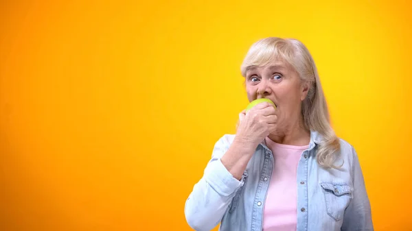 Optimistic Elderly Lady Biting Fresh Green Apple Healthy Teeth Stomatology — Stock Photo, Image