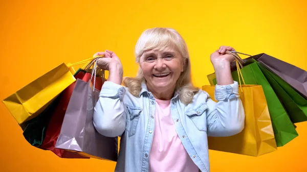 Щаслива Літня Жінка Показує Багато Сумки Покупок Дозвілля Витрачає Гроші — стокове фото