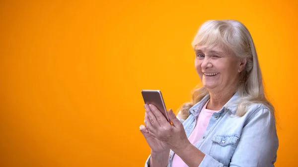 Sonriente Señora Edad Escribiendo Teléfono Inteligente Guiño Tarifas Bajas Para —  Fotos de Stock
