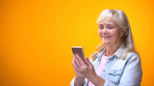 Glückliche Ältere Dame Mit Smartphone Online Arztsuche Einkaufen — Stockfoto