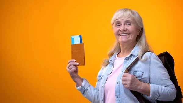 Fröhliche Rentnerin Zeigt Pass Und Fahrkarte Und Bereitet Sich Auf — Stockfoto