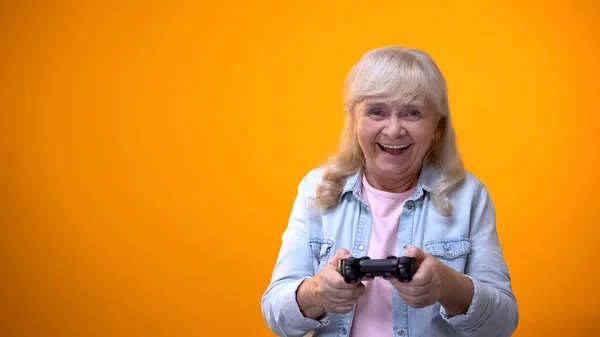 Mujer Vieja Optimista Activa Jugando Juego Ordenador Celebración Joystick Gadget — Foto de Stock