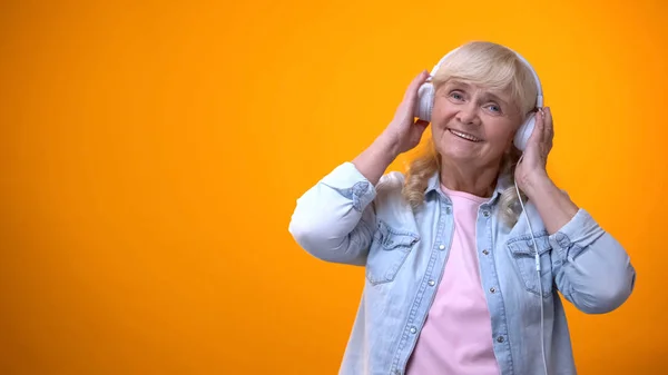 Пожилая Женщина Слушает Музыку Наушниках Свободное Время Развлечения — стоковое фото