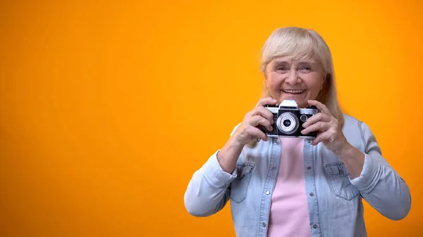 Gülümseyen Emekli Kadın Vintage Kamera Hobi Rahatlama Ile Fotoğraf Çekmek — Stok fotoğraf