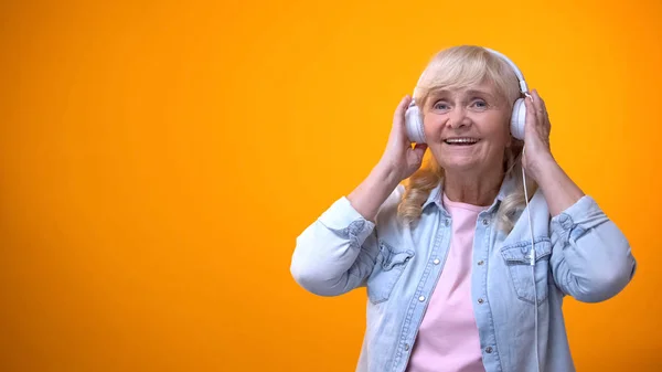 Idosa Ouvindo Música Fones Ouvido Lazer Entretenimento — Fotografia de Stock