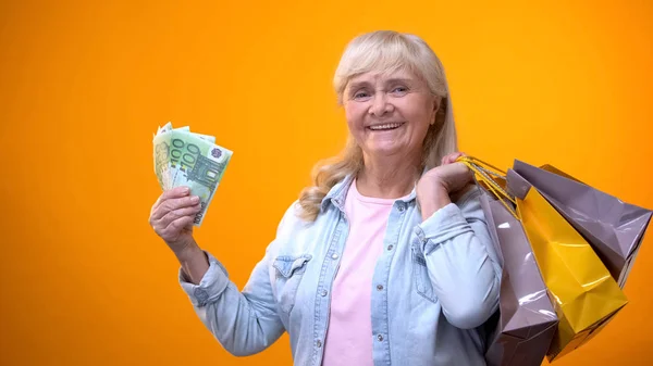 Optimistische Seniorin Zeigt Einkaufstaschen Und Euro Banknoten — Stockfoto