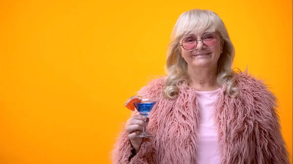 Gioiosa Donna Anziana Possesso Cocktail Blu Sorridente Macchina Fotografica Umore — Foto Stock