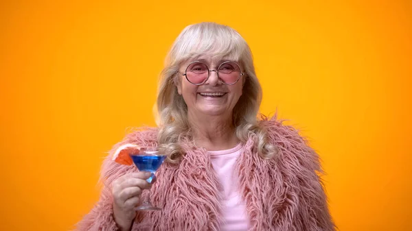 Fröhliche Ältere Dame Lustigem Rosa Outfit Die Blauen Cocktail Trinkt — Stockfoto